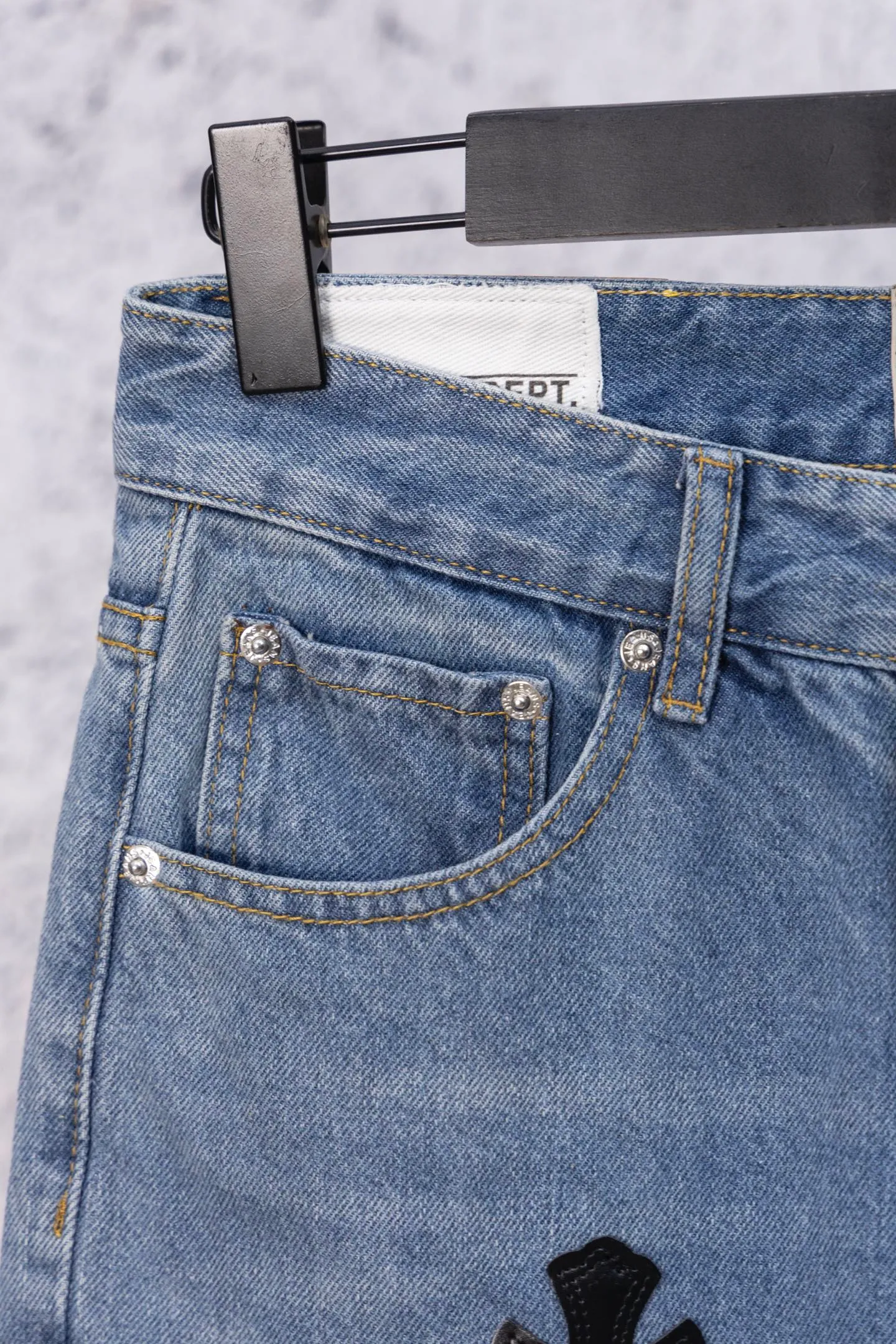 💰270 GALLERY DEPT. Vintage multi-leather splicing cross loose washed flared jeans to truly restore the ultimate texture of Vintage. Original hardware accessories, washed and other elevators, QR code analysis are all purchased from the original factory, high degree of restoration, you are welcome to compare the products~ Three-dimensional version Loose and comfortable, not picky about the figure, taller and slimmer, factory Seiko, original factory quality control, same style for men and women, can be matched with couples, versatile recommendation, must-have jeans for all seasons Size: 28-30-32-34 Color: blue gray